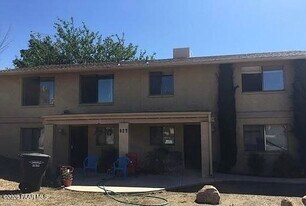 927 N Old Chisholm Trail in Dewey, AZ - Building Photo