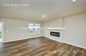 1038 Maple St in Waukee, IA - Building Photo - Building Photo