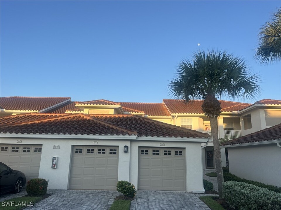 14510 Farrington Way in Ft. Myers, FL - Foto de edificio