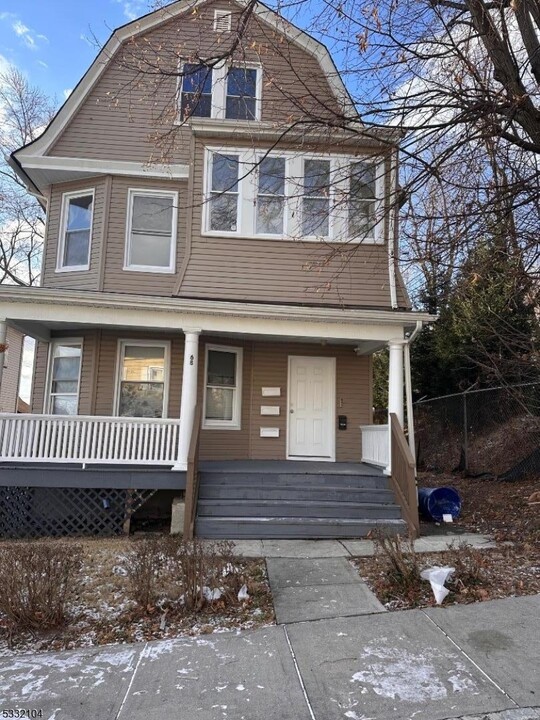 68 Llewellyn Ave in West Orange, NJ - Building Photo