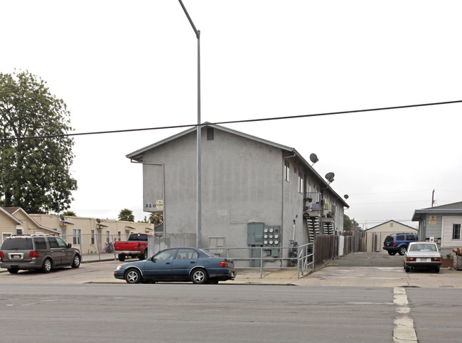 320 Williams Rd in Salinas, CA - Foto de edificio - Building Photo