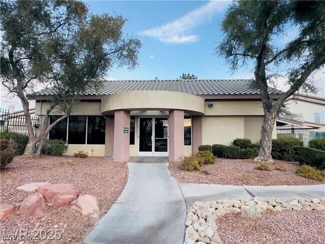 5710 E Tropicana Ave in Las Vegas, NV - Foto de edificio - Building Photo