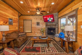 1122 Greenbriar Village Ln in Gatlinburg, TN - Building Photo - Building Photo