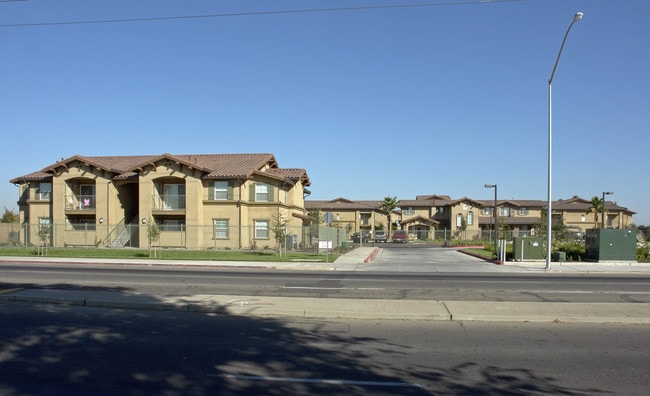 Sandstone Apartments in Fresno, CA - Foto de edificio - Building Photo