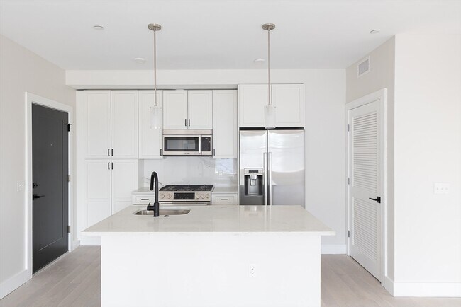 427 Border St, Unit #401 in Boston, MA - Building Photo - Building Photo