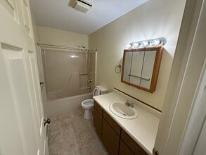 Old County Estates in Hampden, ME - Foto de edificio - Building Photo