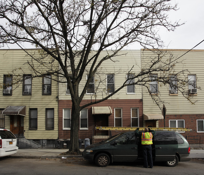 513 Grandview Ave in Ridgewood, NY - Foto de edificio - Building Photo