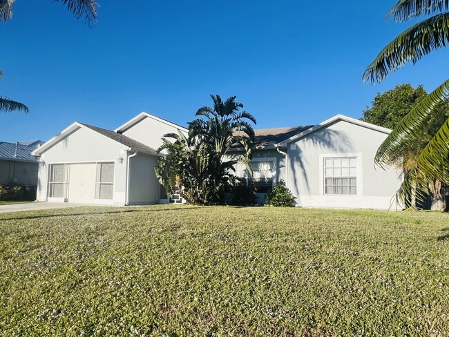 2619 SW Import Dr in Port St. Lucie, FL - Foto de edificio - Building Photo