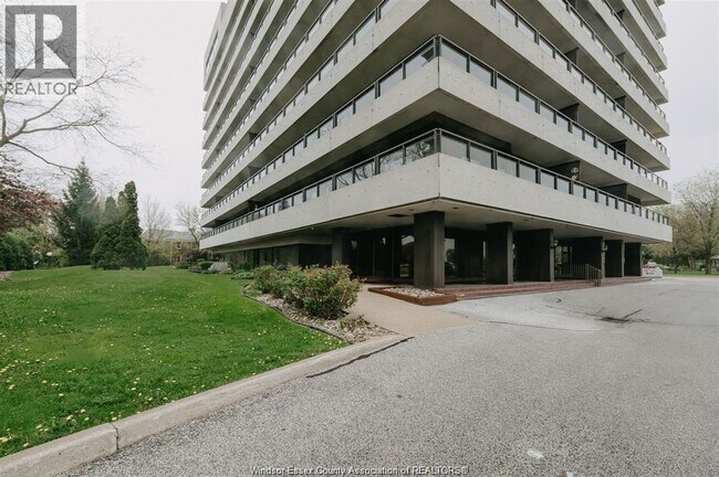 5125 Riverside Dr E in Windsor, ON - Building Photo - Building Photo