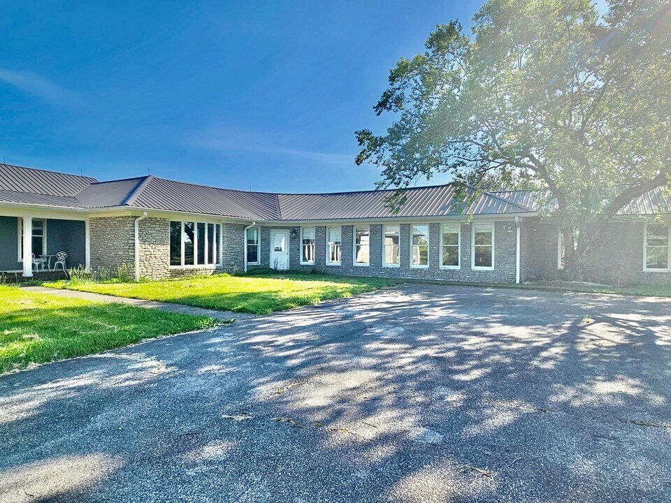 6490 Russell Cave Rd in Lexington, KY - Building Photo