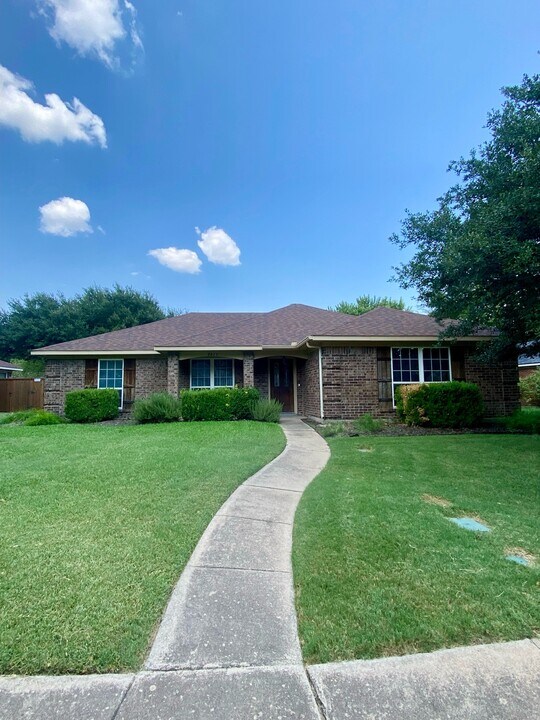 2217 Brookside Dr in Rowlett, TX - Building Photo