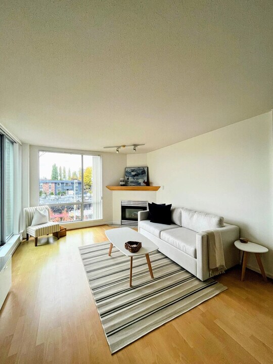 1979 Yew St in Vancouver, BC - Building Photo