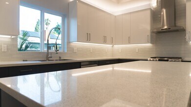 6850 Encino Ave in Van Nuys, CA - Building Photo - Building Photo