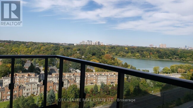 1928-1928 Lake Shore Blvd W in Toronto, ON - Building Photo - Building Photo