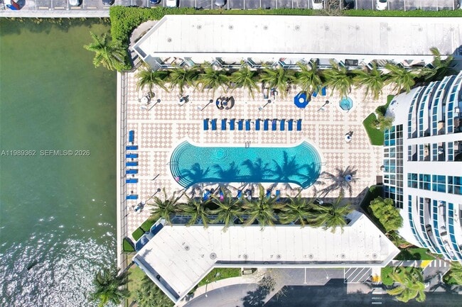 1945 S Ocean Dr in Hallandale Beach, FL - Foto de edificio - Building Photo