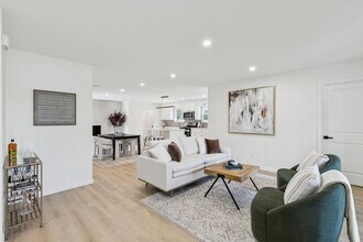 8566 Sweetwood Dr in Dallas, TX - Foto de edificio - Building Photo