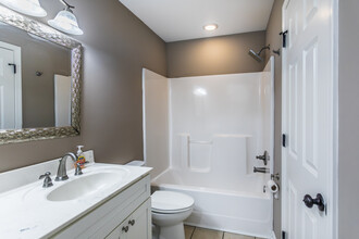 3570 Spottswood Ave in Memphis, TN - Foto de edificio - Interior Photo