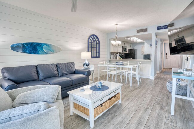 600 Neapolitan Way in Naples, FL - Foto de edificio - Building Photo