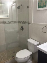 8035 Lake Dr in Doral, FL - Building Photo - Building Photo