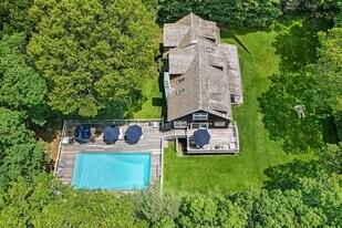 12 Lantern Ln in East Hampton, NY - Building Photo