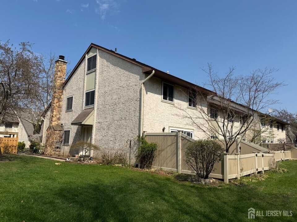 56 Thoreau Dr in Plainsboro, NJ - Building Photo