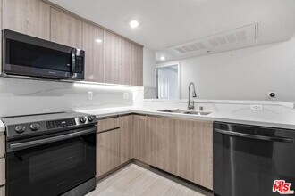 5245 Santa Monica Blvd-Unit -322 in Los Angeles, CA - Building Photo - Building Photo