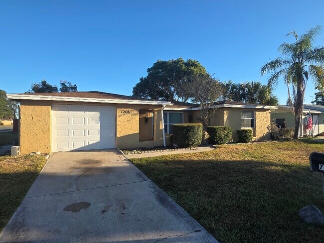 7205 Rockwood Dr in Port Richey, FL - Building Photo - Building Photo