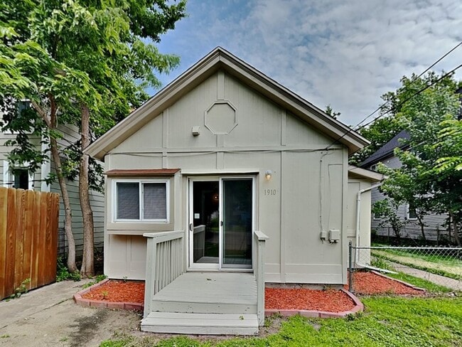property at 1910 W Chelton Ave