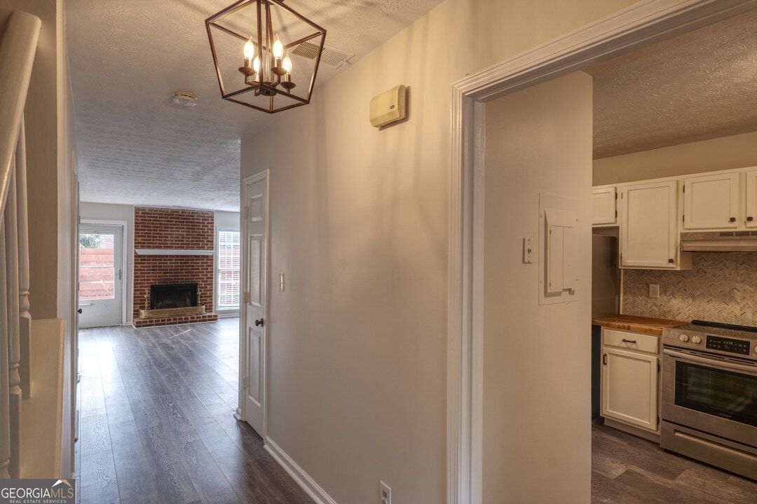 587 Wedgewood Dr in Alpharetta, GA - Building Photo