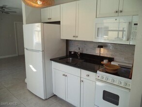 8093 Country Rd in Ft. Myers, FL - Foto de edificio - Building Photo