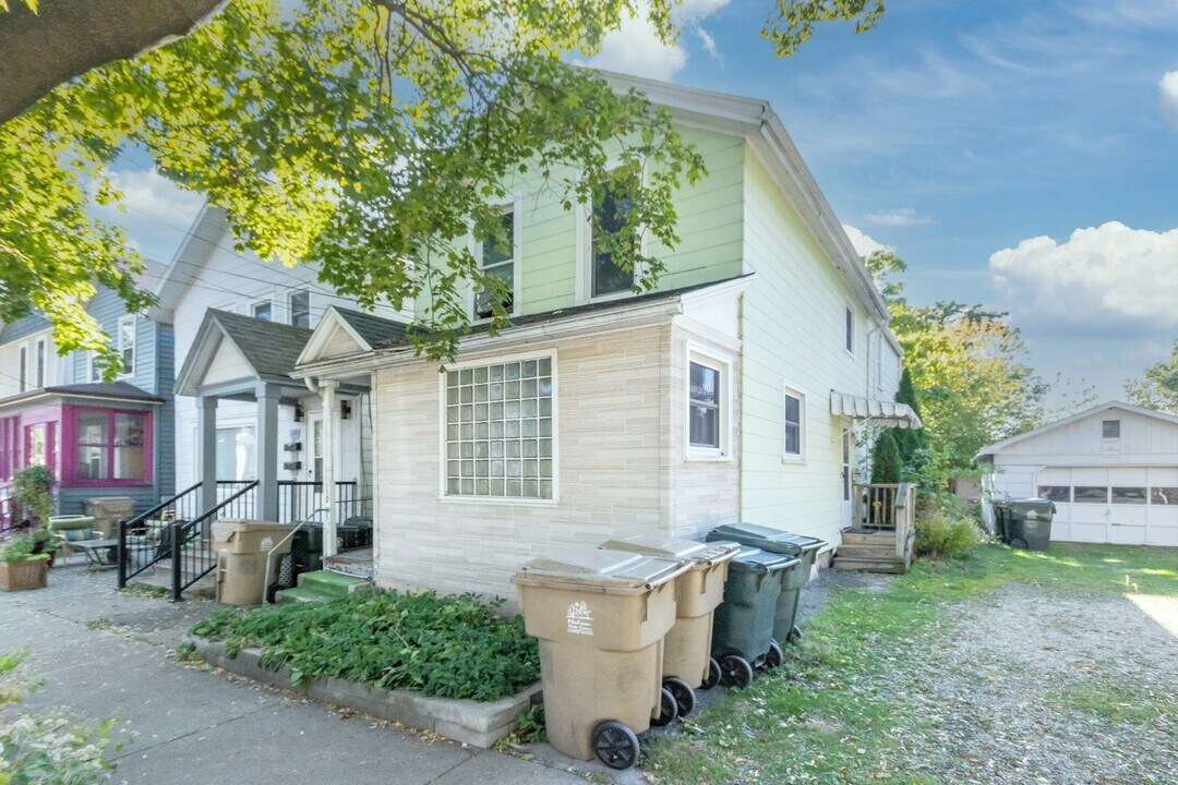 112 N Few St in Madison, WI - Building Photo