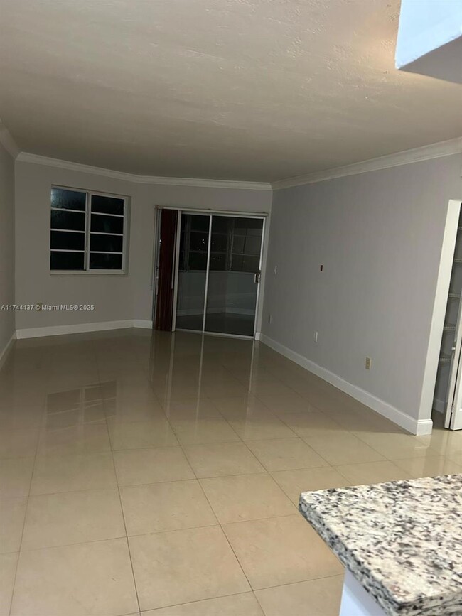 1655 NE Miami Gardens Dr in Miami, FL - Building Photo - Building Photo