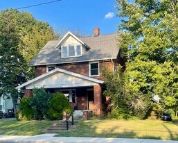 206 Wales Rd NE in Massillon, OH - Building Photo