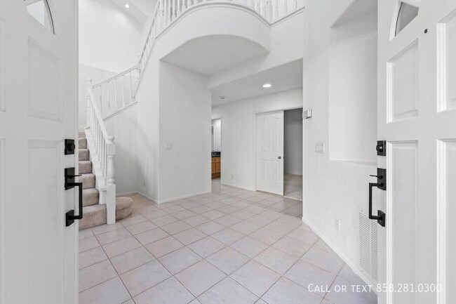 8238 Guppy Ct in San Diego, CA - Foto de edificio - Building Photo