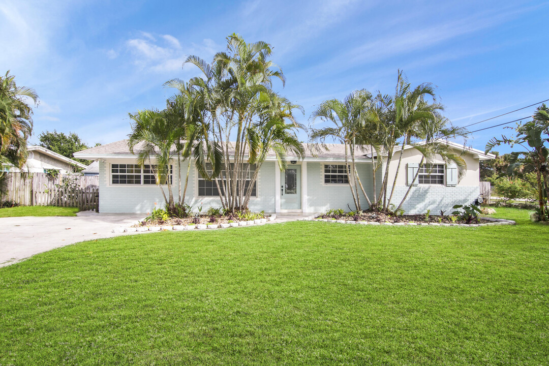 19185 SE Homewood Ave in Jupiter, FL - Building Photo