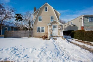 261 Rutland Rd in Freeport, NY - Building Photo