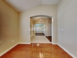 7152 Rapid River Dr N in Jacksonville, FL - Foto de edificio - Building Photo