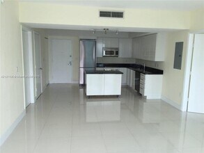 92 SW 3rd St, Unit 3311 in Miami, FL - Foto de edificio - Building Photo