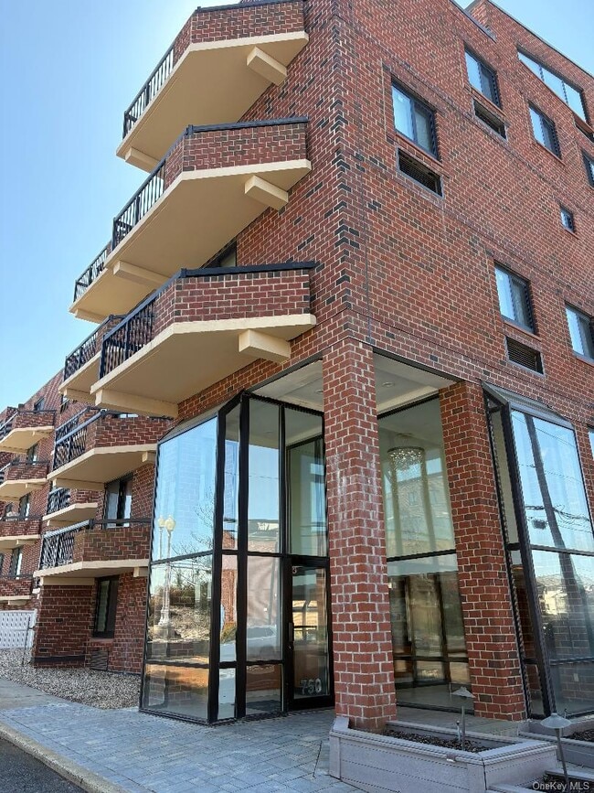 750 W Broadway in Long Beach, NY - Building Photo - Building Photo