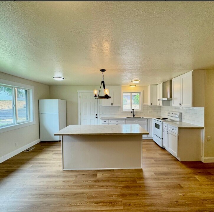 1860 Siskiyou St in Klamath Falls, OR - Building Photo