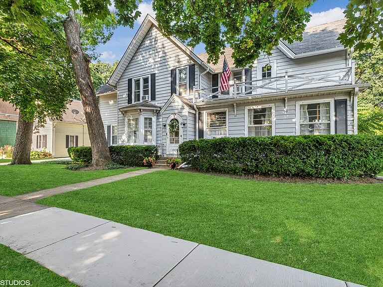 40 S Slusser St in Grayslake, IL - Building Photo