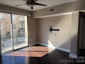 1315 East Blvd, Unit 412 in Charlotte, NC - Foto de edificio - Building Photo