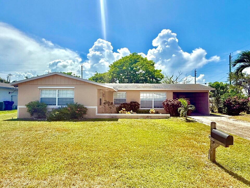 3161 Avenue H E in West Palm Beach, FL - Building Photo