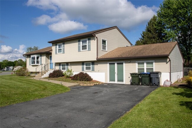 2 Newcastle Dr in Washingtonville, NY - Building Photo - Building Photo