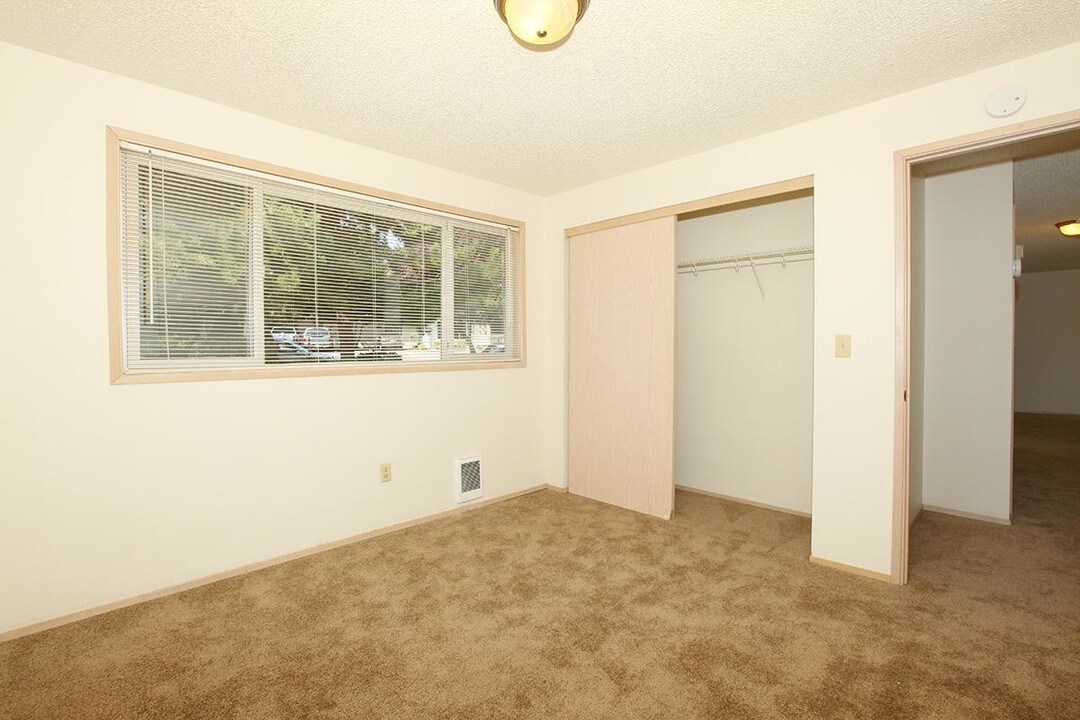 Laurelwood Gardens in Federal Way, WA - Building Photo