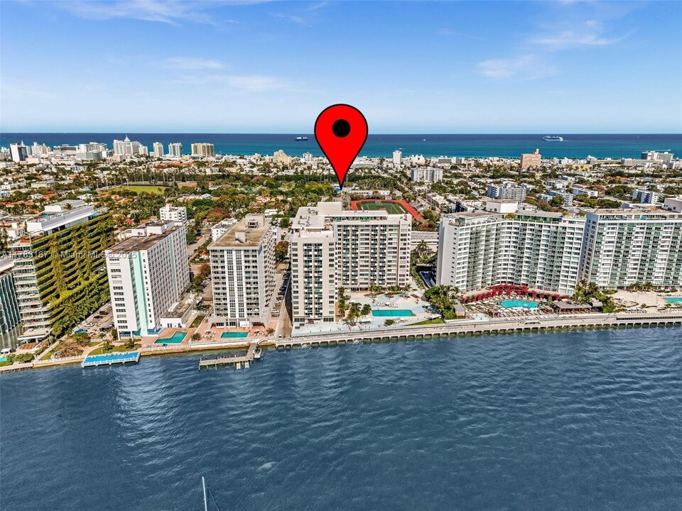 1200 West Ave, Unit 305 in Miami Beach, FL - Foto de edificio