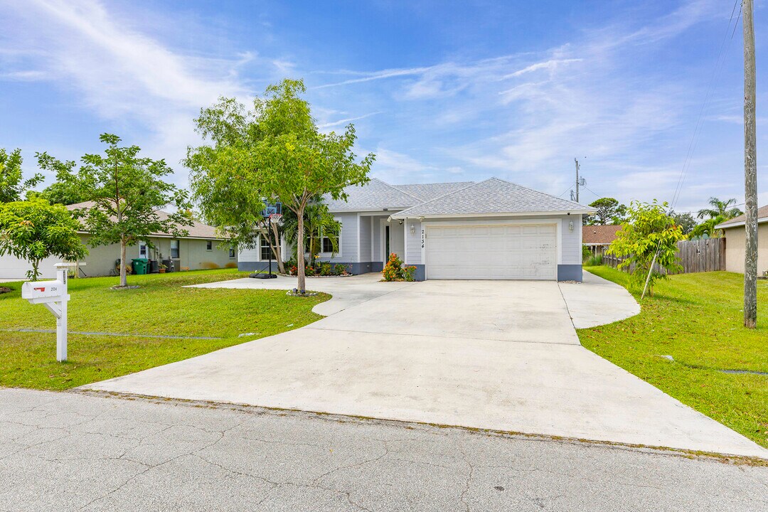 2134 SE Bowie St in Port St. Lucie, FL - Foto de edificio