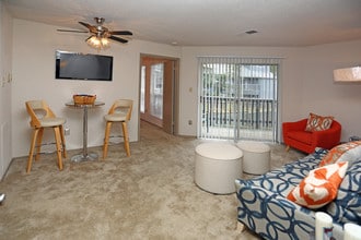 The Hollows in Columbia, SC - Building Photo - Interior Photo