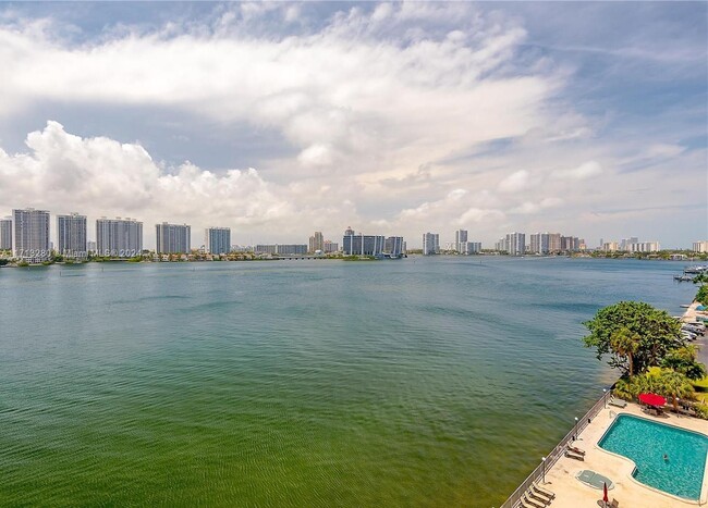 17500 N Bay Rd in Sunny Isles Beach, FL - Building Photo - Building Photo