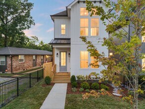 2830 Clifton Ave in Nashville, TN - Foto de edificio - Building Photo